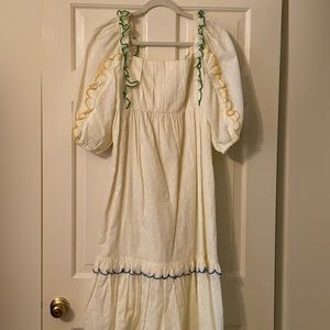 Beautiful Farm Rio dress for spring. Size M. Worn once. Cream colored.
